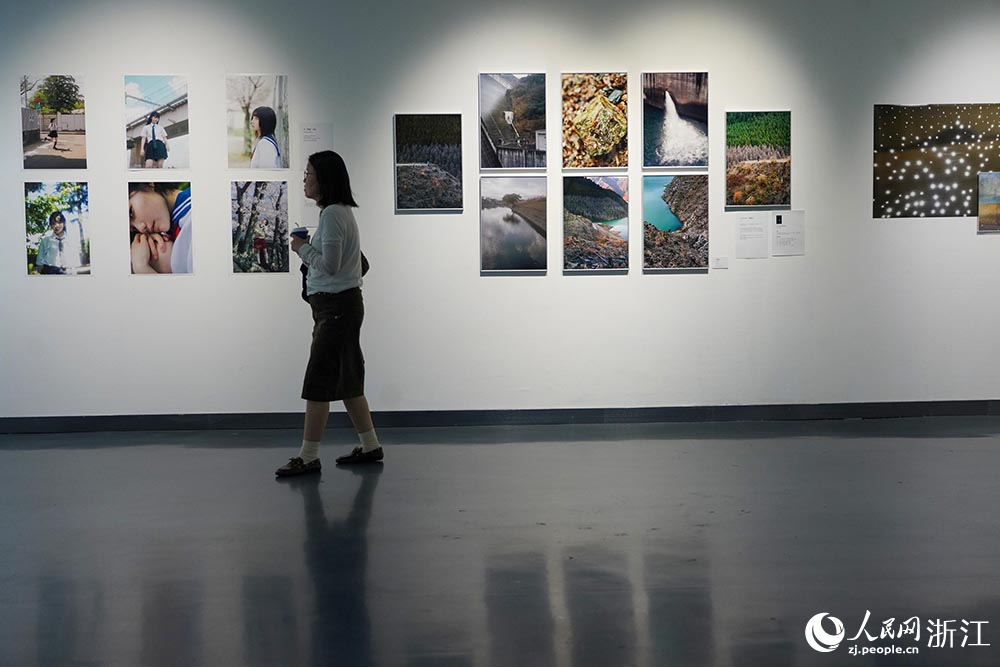 观众在观看青年之城——国际高校师生作品展。人民网 章勇涛摄