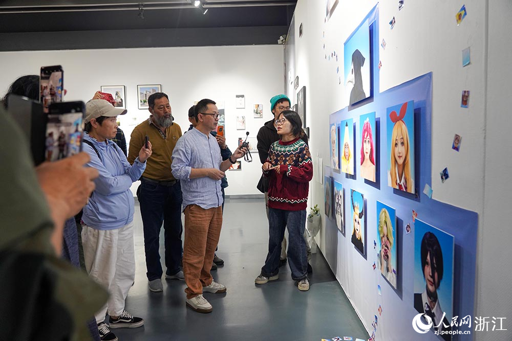 观众在观看青年之城——国际高校师生作品展。人民网 章勇涛摄