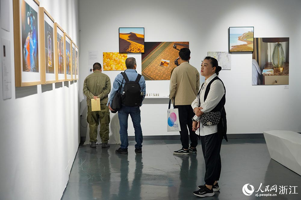 观众在观看青年之城——国际高校师生作品展。人民网 章勇涛摄