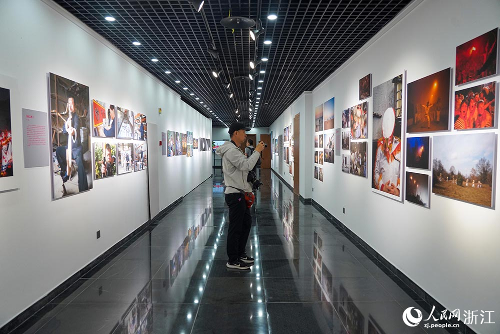 觀眾在觀看“歷史基因與文化傳承”全球非遺影像主題展。人民網 章勇濤攝