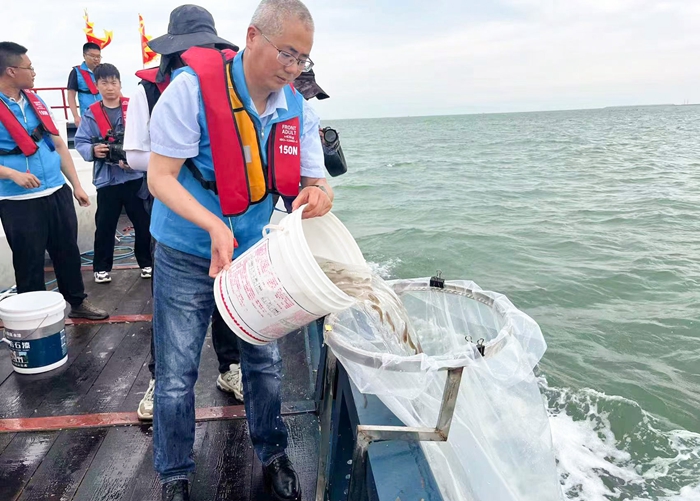 赣榆开展梭子蟹等海洋生物的增殖放流活动。受访对象提供