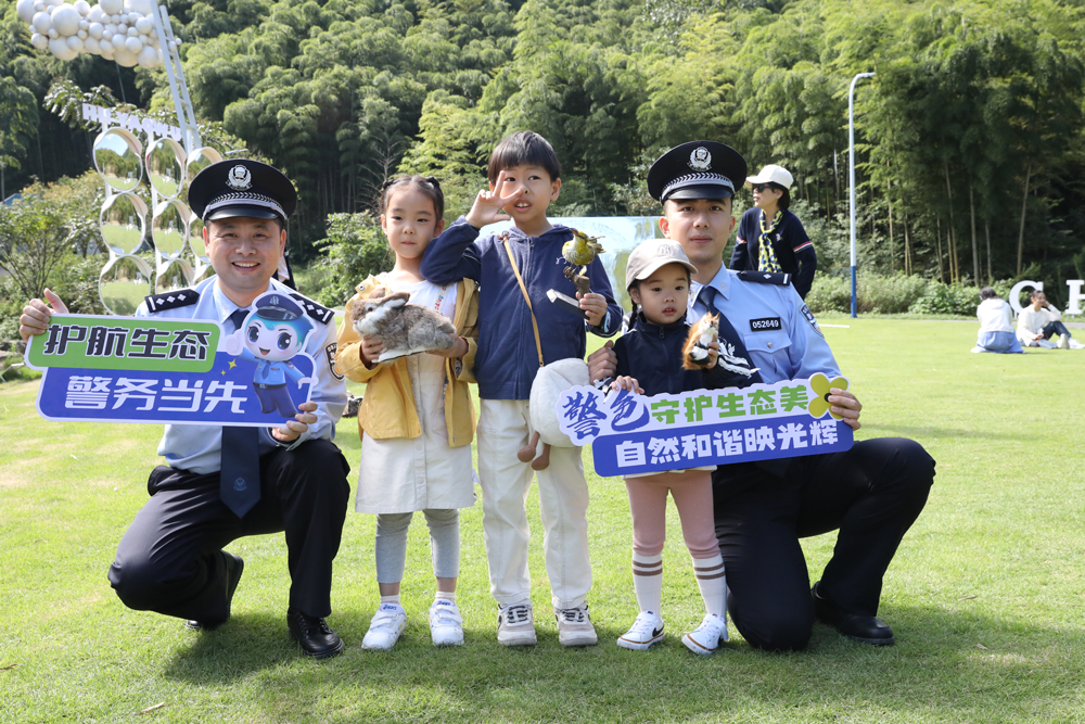 10月以来，湖州德清公安携手生态警务联盟成员单位，开展形式多样的生态安全宣传活动。德清公安供图