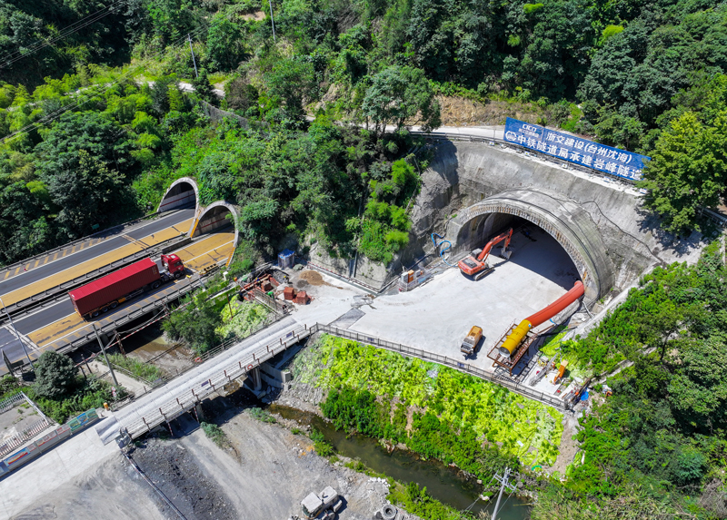 新建岩峰隧道施工現場。浙交建設供圖