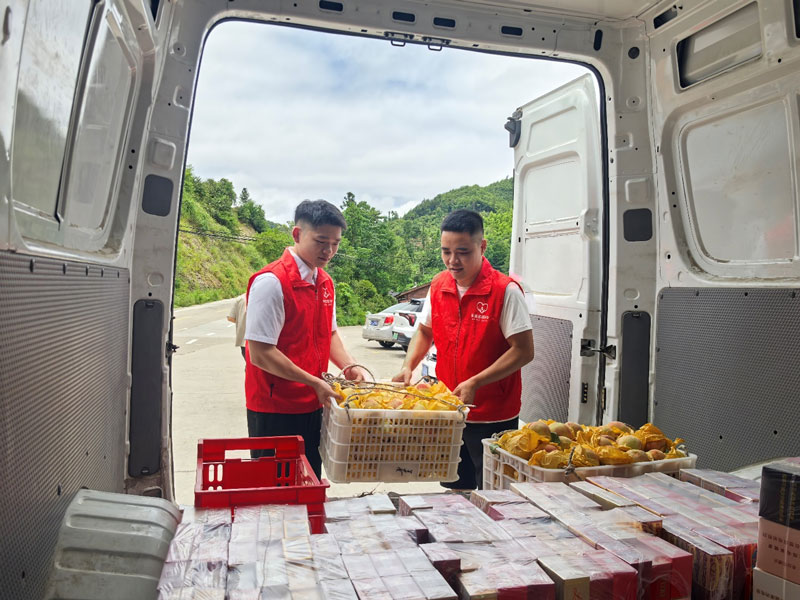 浙江台州，返程物流车装载农副产品进城。台州市烟草专卖局供图