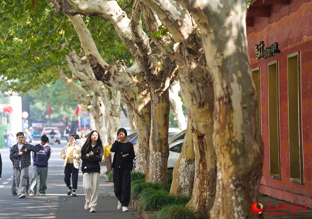 市民在杭州市拱墅區石橋街道經緯天地創意產業園漫步。人民網 章勇濤攝