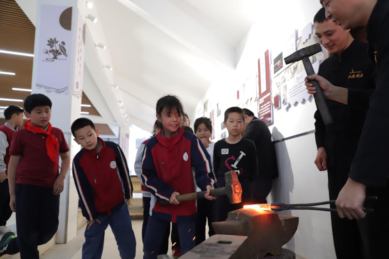 在龙泉宝剑非遗课程上，学生们体验宝剑锻造。龙泉市委宣传部供图