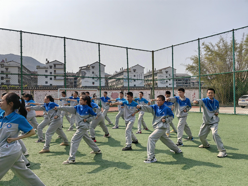 在龙泉市安仁中学操场上，可以看到学生们在菇民防身术非遗老师周有平的带领下认真进行拳术操练，一招一式有板有眼。