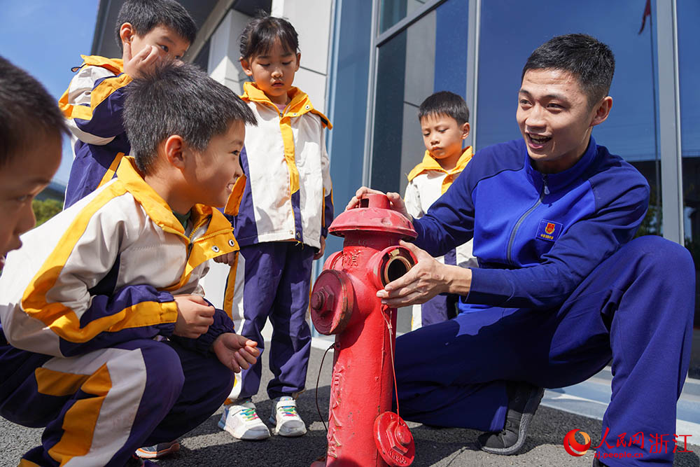 11月8日，杭州市拱墅區石橋街道景成實驗幼兒園的小朋友了解消防栓的使用方法。人民網 章勇濤攝