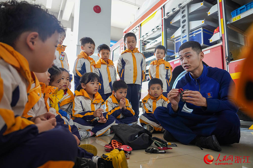 11月8日，杭州市拱墅区石桥街道景成实验幼儿园的小朋友学习消防知识。人民网 章勇涛摄