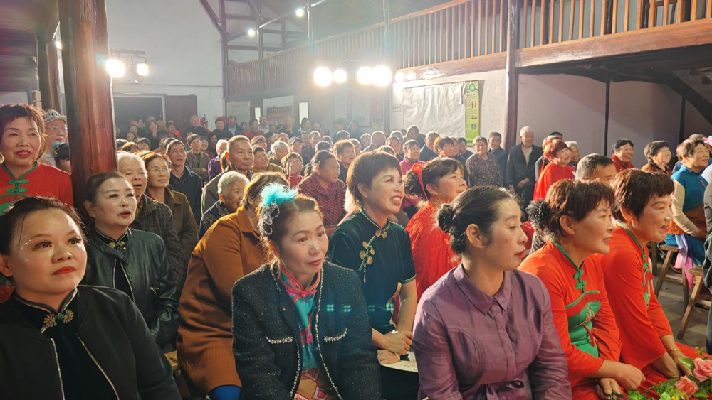 现场观众聚精会神观看演出。莲都区委宣传部供图