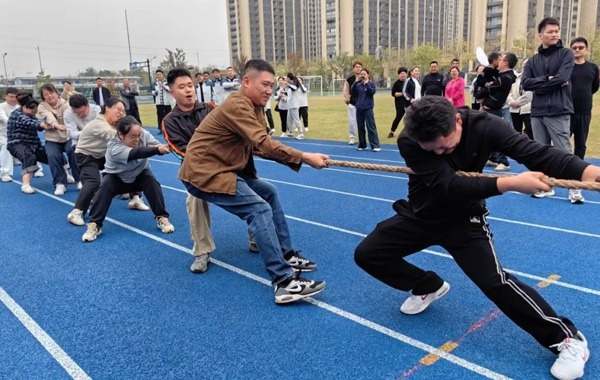 太燃了！这场比赛，前进人拧成一股绳！