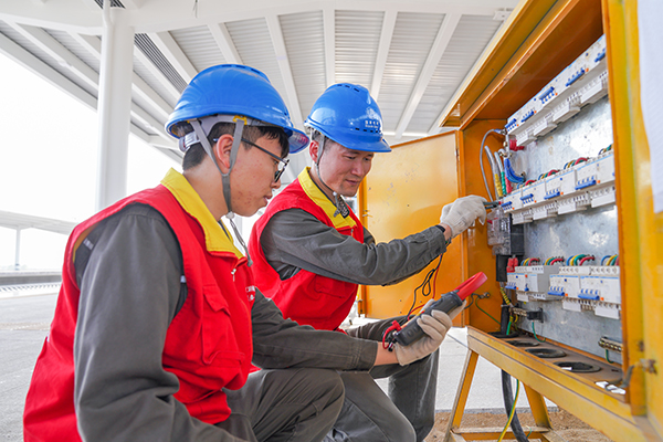 電力工作人員對車站配套設施進行電力調試。國網湖州供電公司供圖