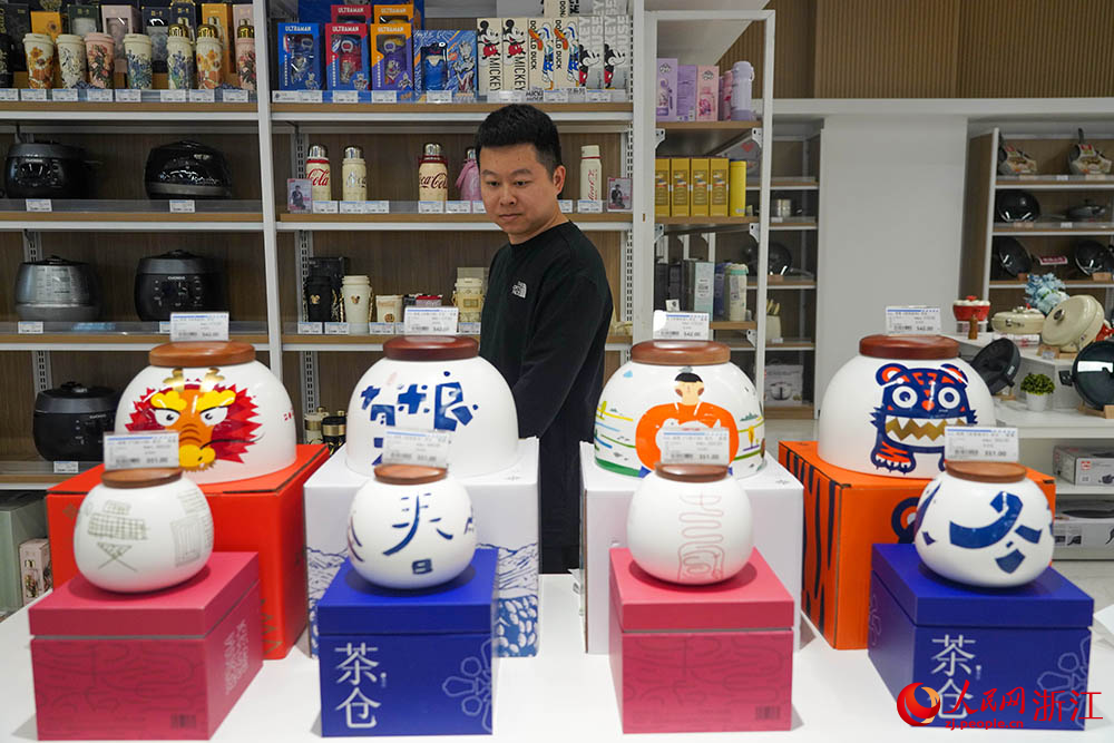 在台州市黄岩区天荟广场的“海投臻选”旗舰店，市民在购买进口商品。人民网 章勇涛摄