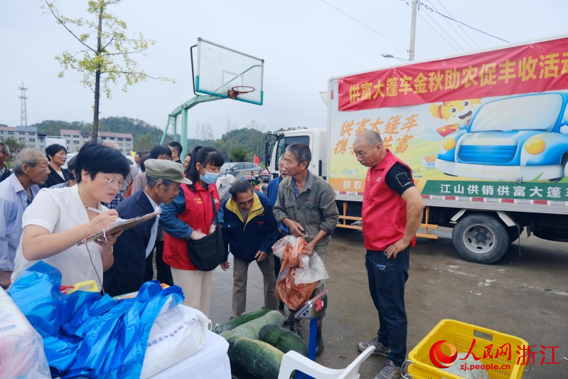 在衢州江山市新桥村，不少村民正排队等待收购员给蔬菜称重。人民网 程欣摄