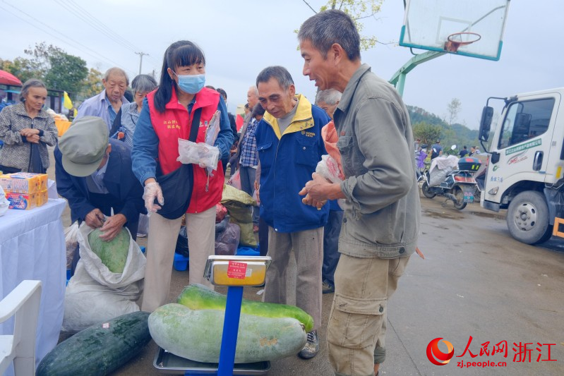 在江山市新桥村，村民将刚采摘的冬瓜拿到“供富大篷车”售卖。人民网 程欣摄