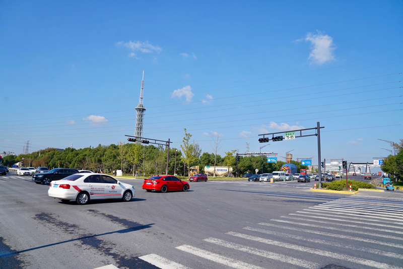 11月13日，桐乡市首个“车路云一体化”样板路口——乌镇大道与二环北路交叉口进入试运行阶段。桐乡市委宣传部供图