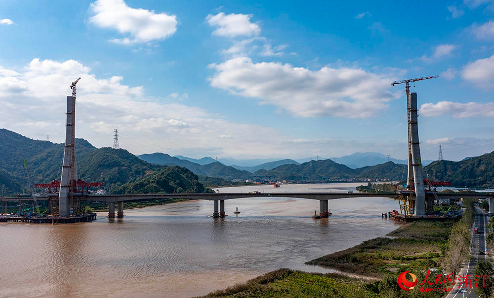 灵江特大桥是甬台温改扩建台州北段项目控制性工程。人民网 章勇涛摄