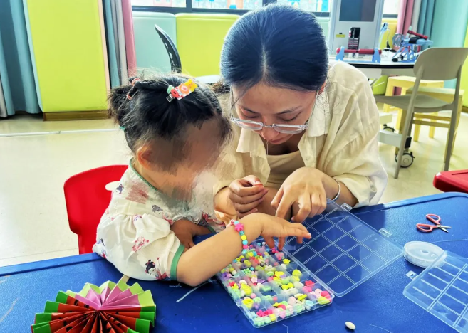 西方寺醫院醫生正在教孩子康復訓練。受訪者供圖