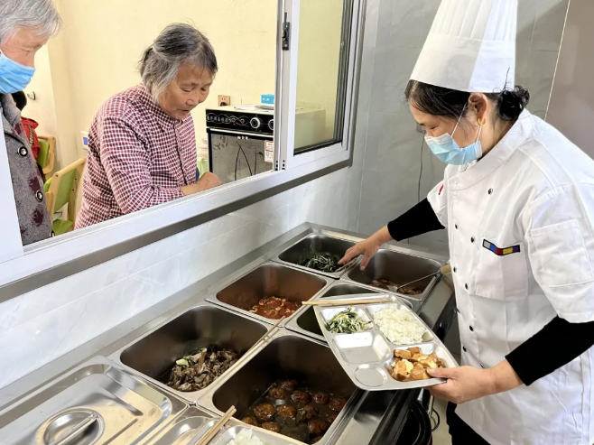 老年助餐點裡，老人們排隊打飯菜。全椒縣委宣傳部供圖