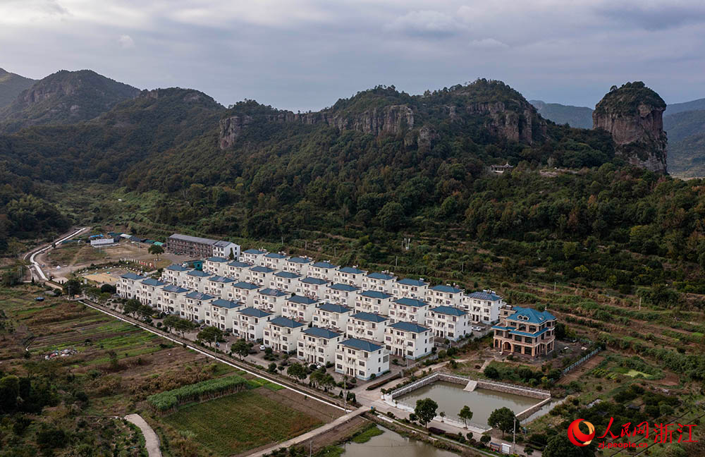 空中俯瞰浙江省臨海市桃渚鎮石柱下村，一排排民宿整齊排列，坐落在青山綠水間，愜意的田園風光盡顯悠然之趣。人民網 章勇濤攝