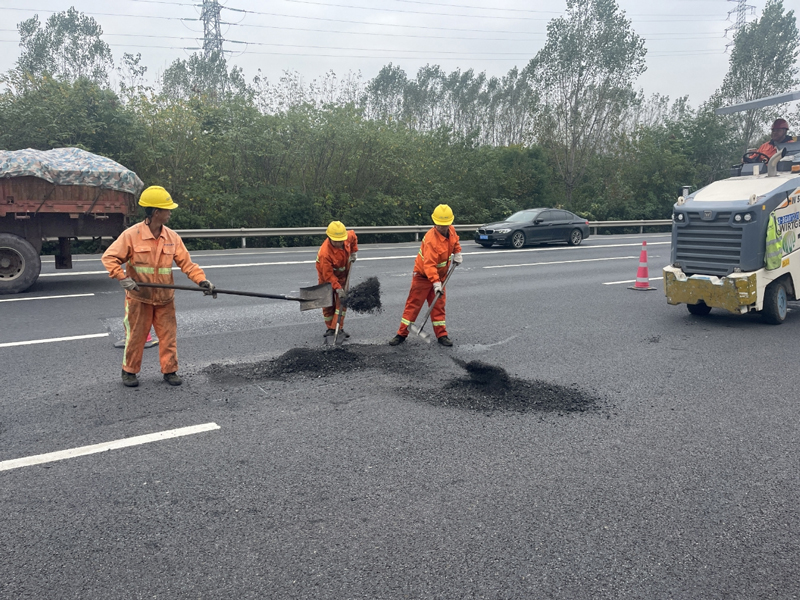 高速养护人员处理路面病害。王磊挺摄