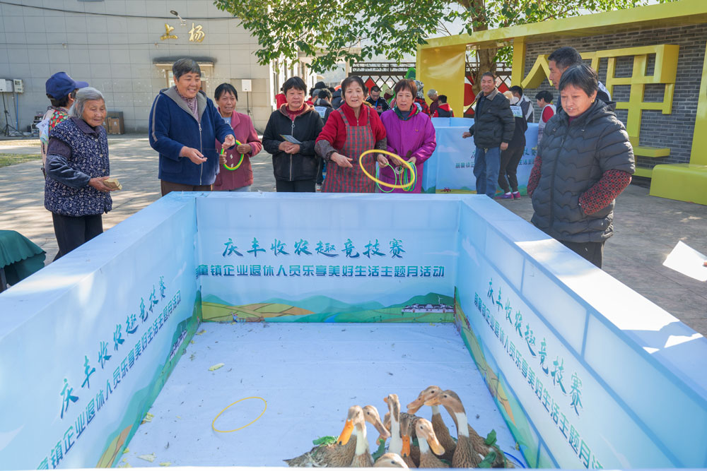 12月1日，一場以“農趣”“運動”為主題的趣味賽活動在寧波寧海前童鎮舉行。繆軍攝