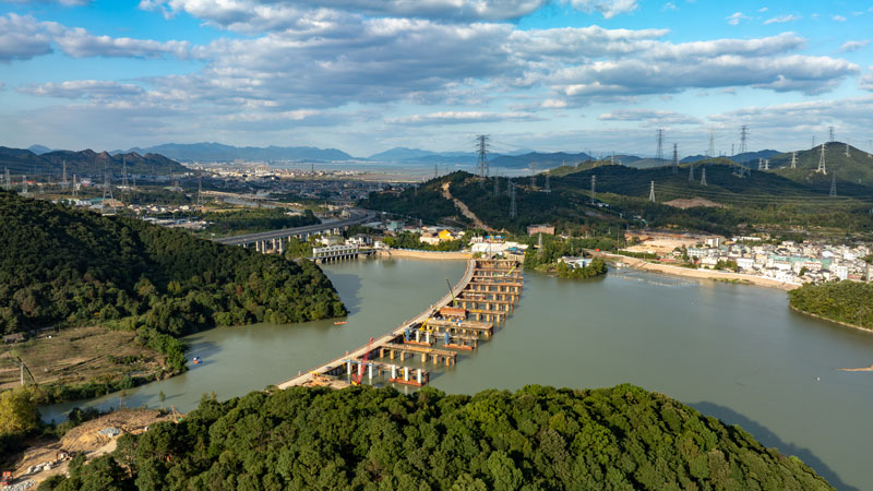 甬台温改扩建宁波南段杨梅岭水库1号桥施工现场。李成龙摄