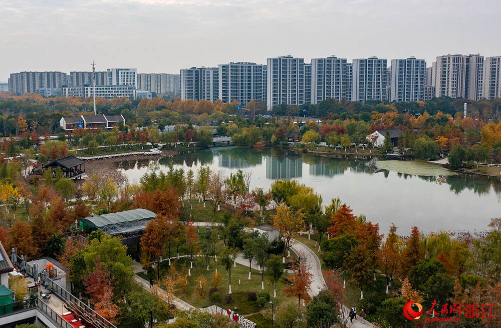 一座集休闲、旅游、娱乐和健身于一体的复合型城市功能生态公园，惠及了周边居民。人民网 章勇涛摄