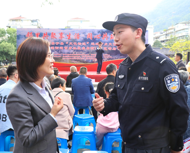 民警开展现场宣讲。胡丽丽摄