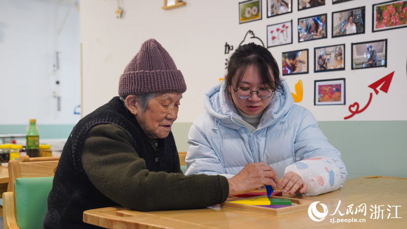 胡玉清和老人互动。人民网记者 郭扬摄