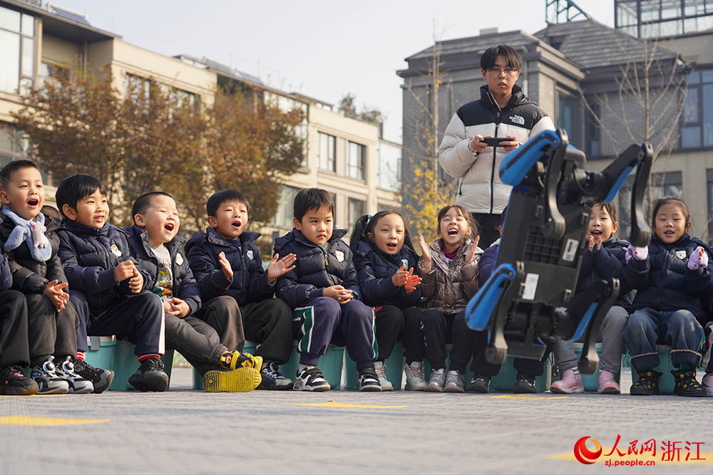 在宁波市江北区慈城怀之幼儿园，四足机器人表演空翻。人民网 章勇涛摄