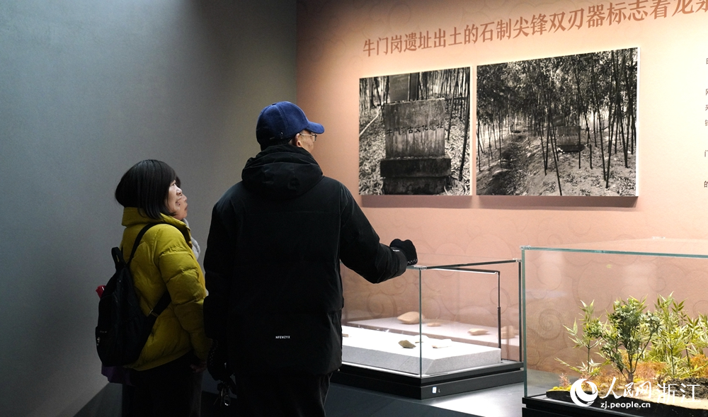 廣大刀劍愛好者和市民游客走進龍泉寶劍博物館。人民網 方彭依夢攝