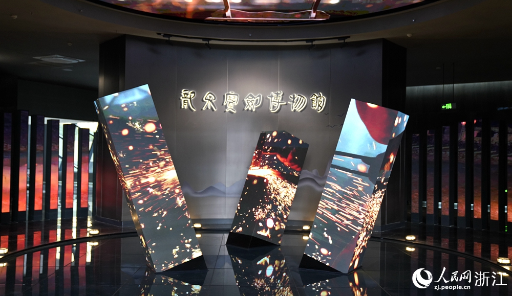 龍泉寶劍博物館入口處的整體造型像存放寶劍的劍架。人民網 方彭依夢攝