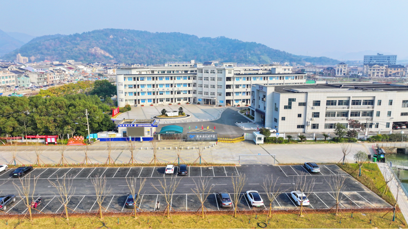 长街初级中学校门口的新建停车场。长街镇供图