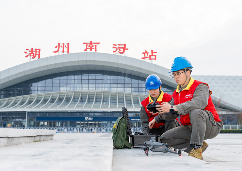 供电员工在铁路湖州南浔站巡视线路。沈世昀摄