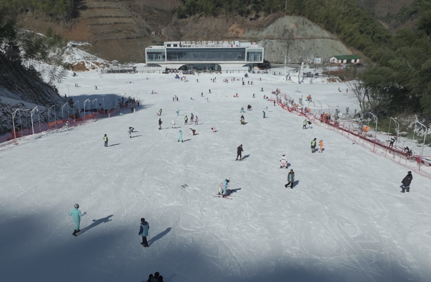 生仙里国际滑雪场热闹非凡。杭州旅游集团供图