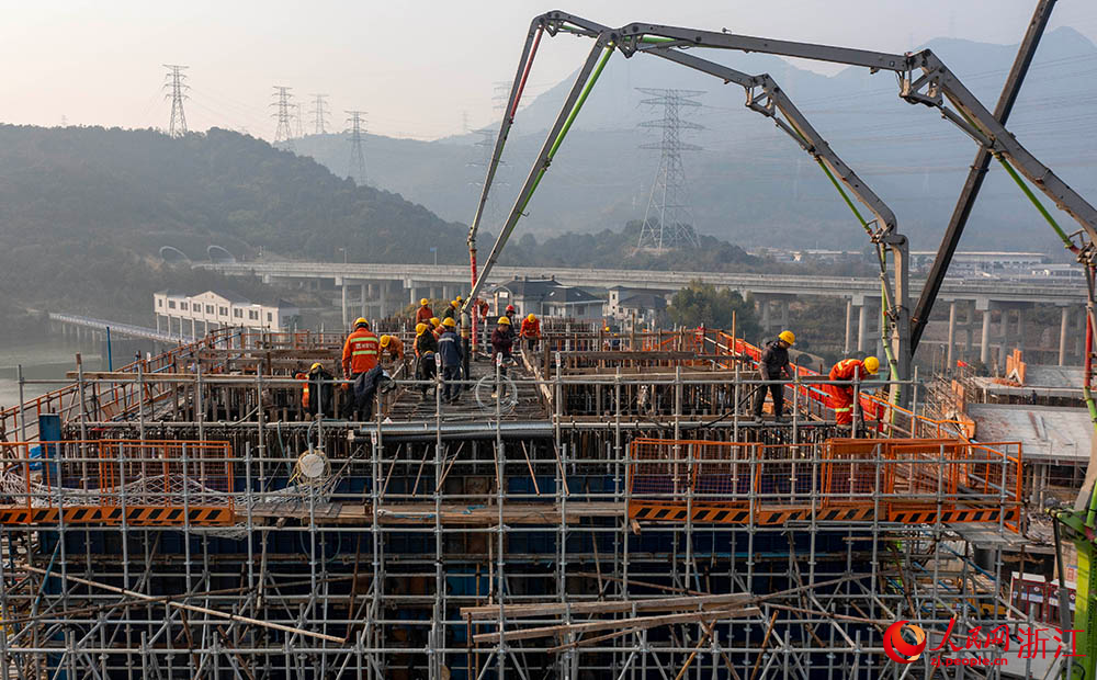 在位於寧波市寧海縣的甬台溫改擴建寧波南段項目施工現場，工人正在有序施工。人民網 章勇濤攝