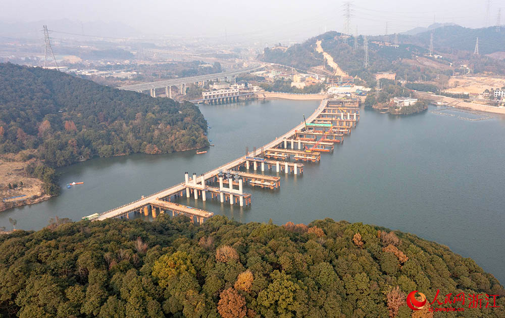 在位於寧波市寧海縣的甬台溫改擴建寧波南段項目施工現場，工人正在有序施工。人民網 章勇濤攝