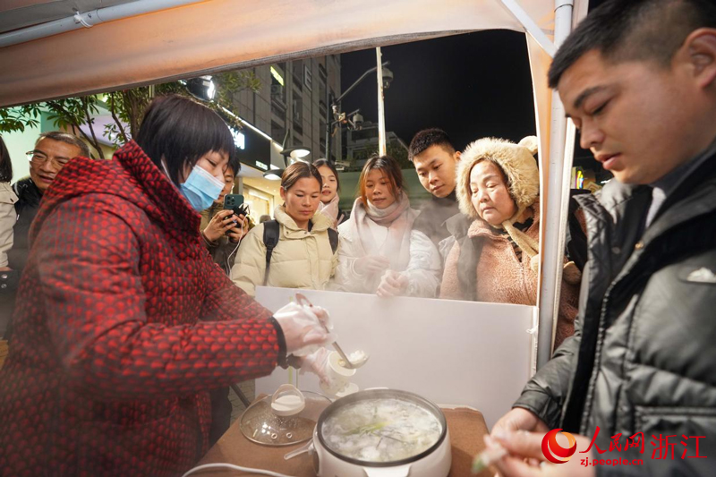 活动现场，市民游客正在排队品尝温州大黄鱼。人民网 章勇涛摄