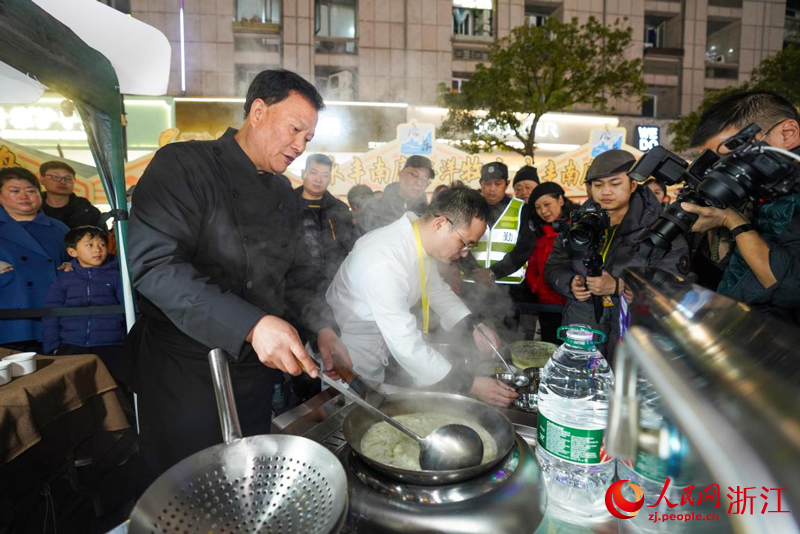 活动现场，中国烹饪大师、浙菜大师徐步荣亲自烹饪温州大黄鱼的菜品“雪笋黄鱼盅”。人民网 章勇涛摄