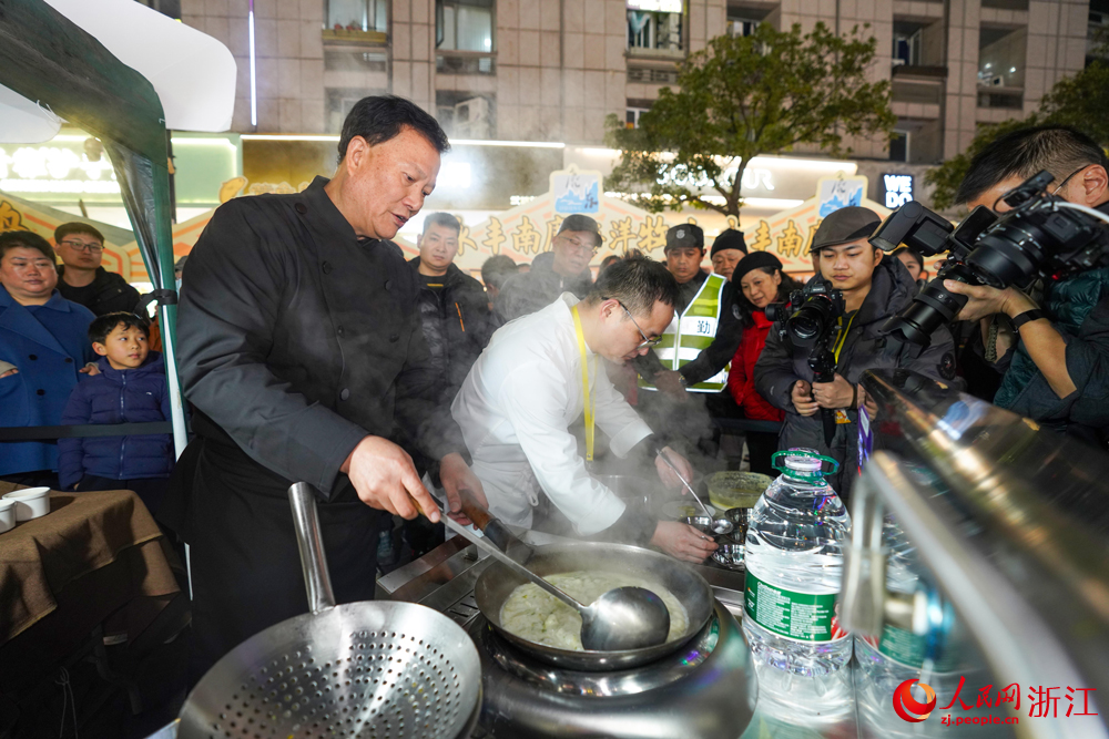 活動現場，中國烹飪大師、浙菜大師徐步榮親自烹飪溫州大黃魚菜品“雪筍黃魚盅”。人民網 章勇濤攝