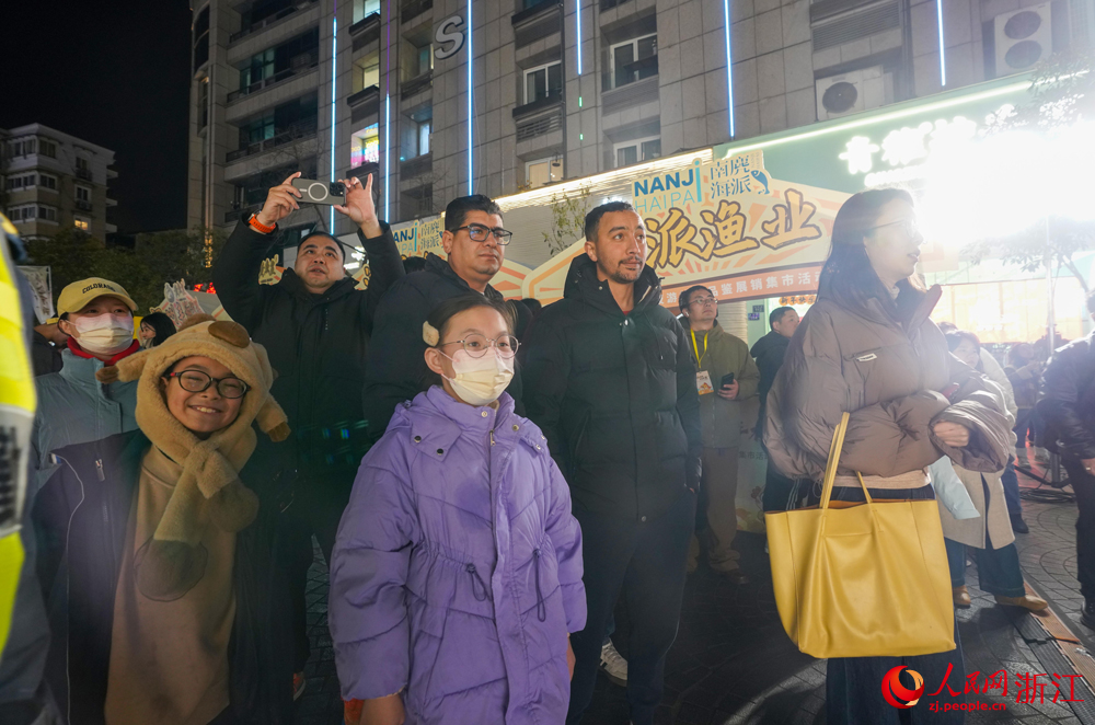 面對鮮香四溢的溫州大黃魚，不少市民游客躍躍欲試。人民網 章勇濤攝