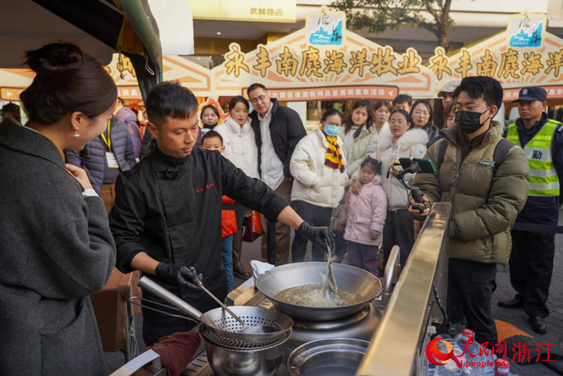 叶智勇现场烹饪、介绍温州大黄鱼的相关菜品。人民网 章勇涛摄