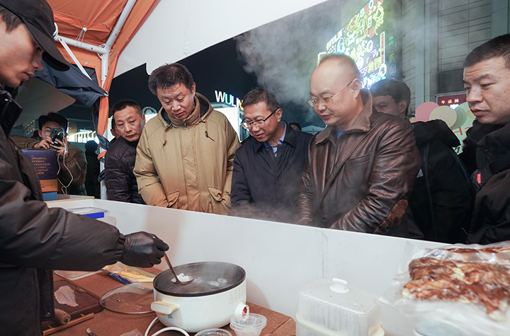 活动现场人头攒动,热闹非凡