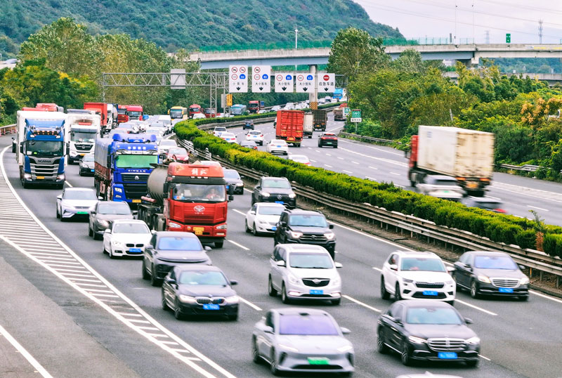 高速公路即将迎来出行高峰。蒋才摄