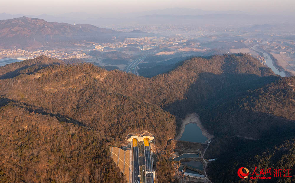 1月17日，空中俯瞰義東高速東陽段。人民網 章勇濤攝