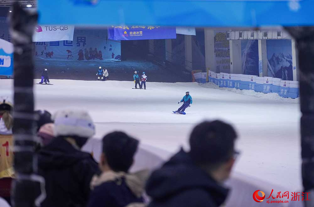 游客在浙江省紹興啟迪喬波冰雪世界體驗冰雪運動。人民網 章勇濤攝