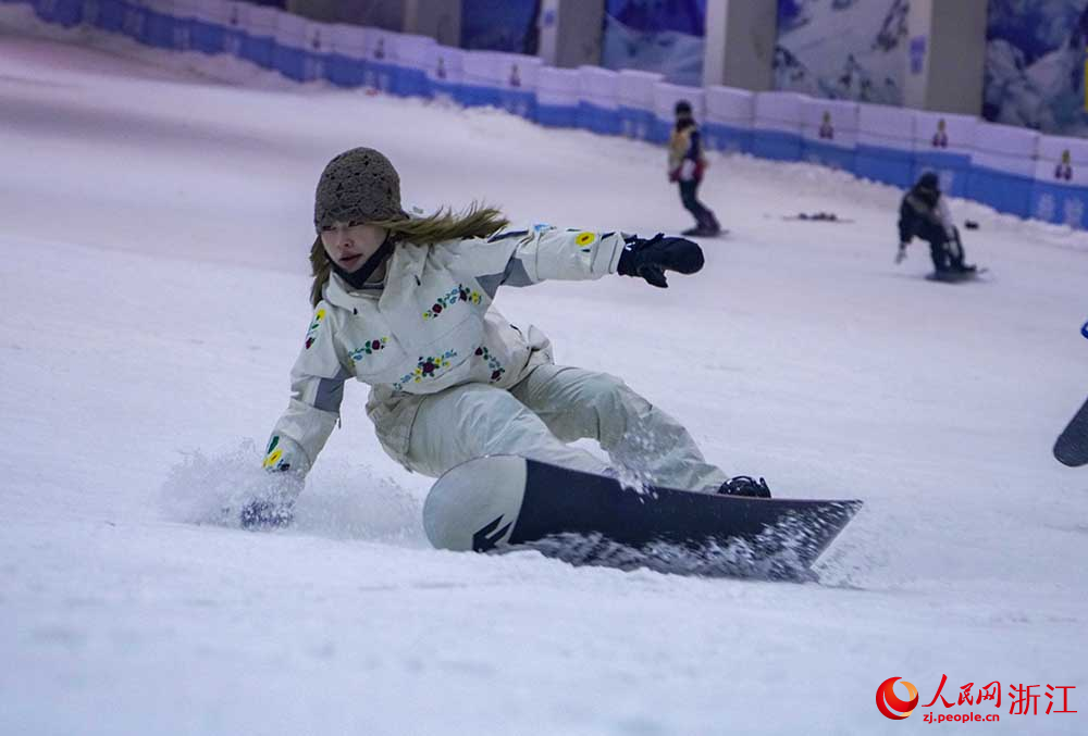 游客在浙江省绍兴启迪乔波冰雪世界体验冰雪运动。人民网 章勇涛摄