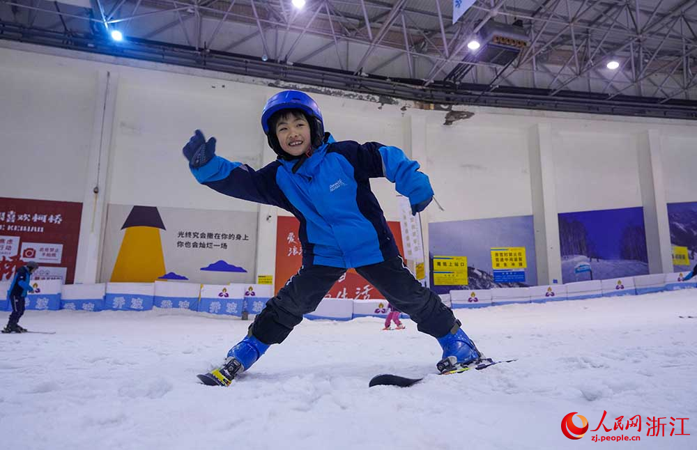 游客在浙江省绍兴启迪乔波冰雪世界体验冰雪运动。人民网 章勇涛摄