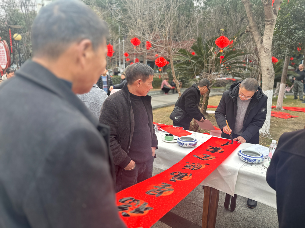 书法家挥毫泼墨。吴镜晶摄